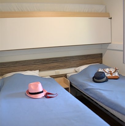 Chambre avec 2 lits simples et un lit superposé rabattable
