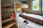 Chambre enfants avec 3 lits dont un gigogne et un en mezzanine