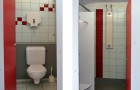 Sanitaire avec WC et cabines privées