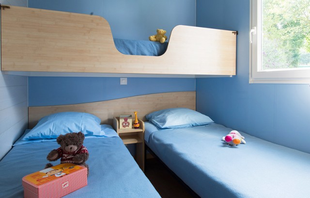 Chambre avec 3 lits simples dont un lit superposé