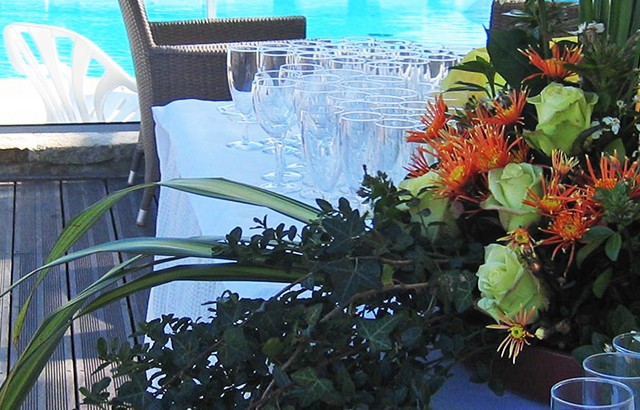 Terrasse mit Blick auf den Aquabereich für Cocktails
