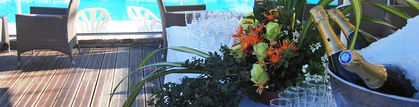 Terrasse mit Blick auf den Aquabereich für Cocktails