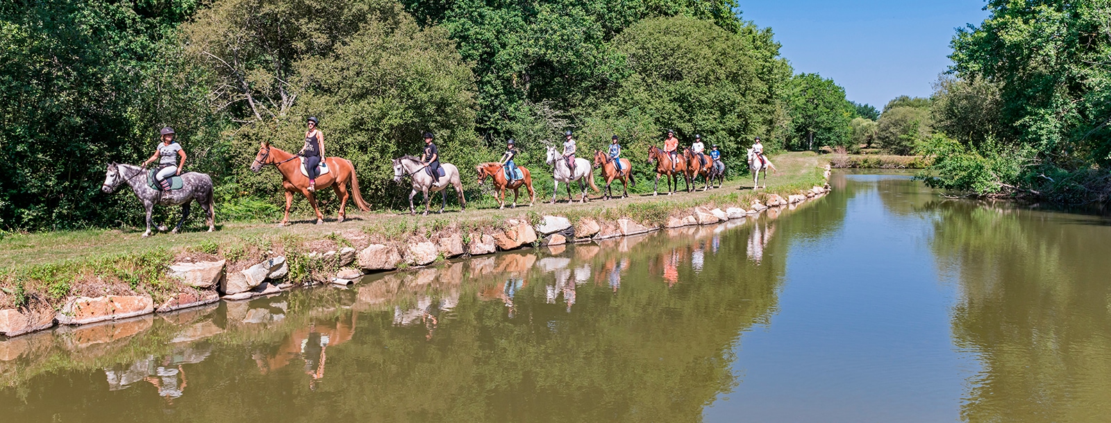 Come and live your passion for horses in Mané Guernehué riding school