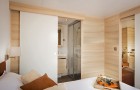 Cottage Zen : chambre parentale avec sa salle de bain