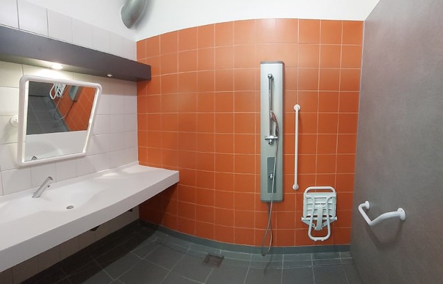 Cabine de douche, lavabo et toilettes pour personne à mobilité réduite