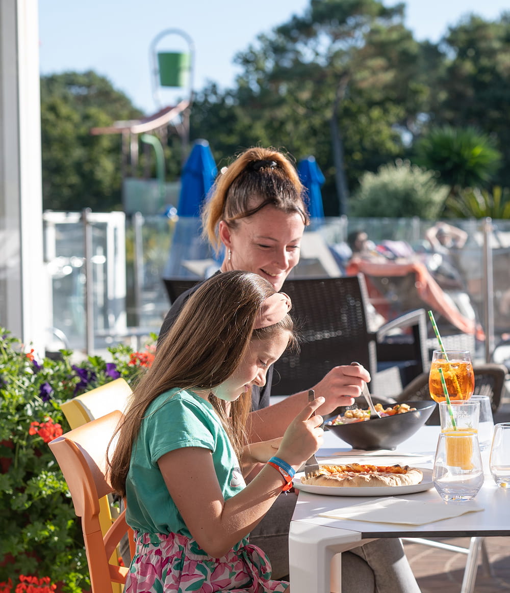 Restaurant op het terras tegenover het zwembad