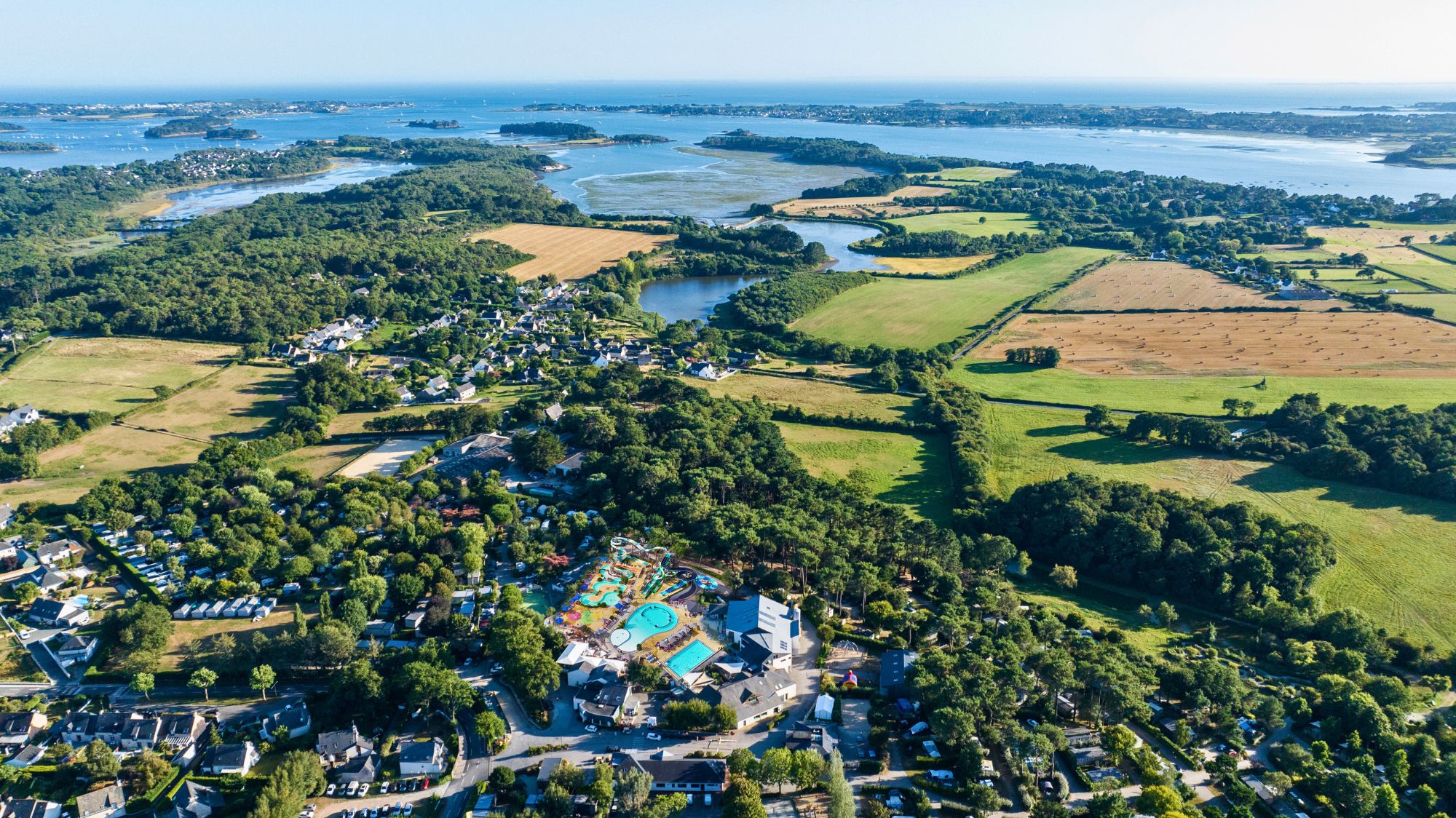 Le domaine Mané Guernehué dans le Golfe du Morbihan, vue de drône